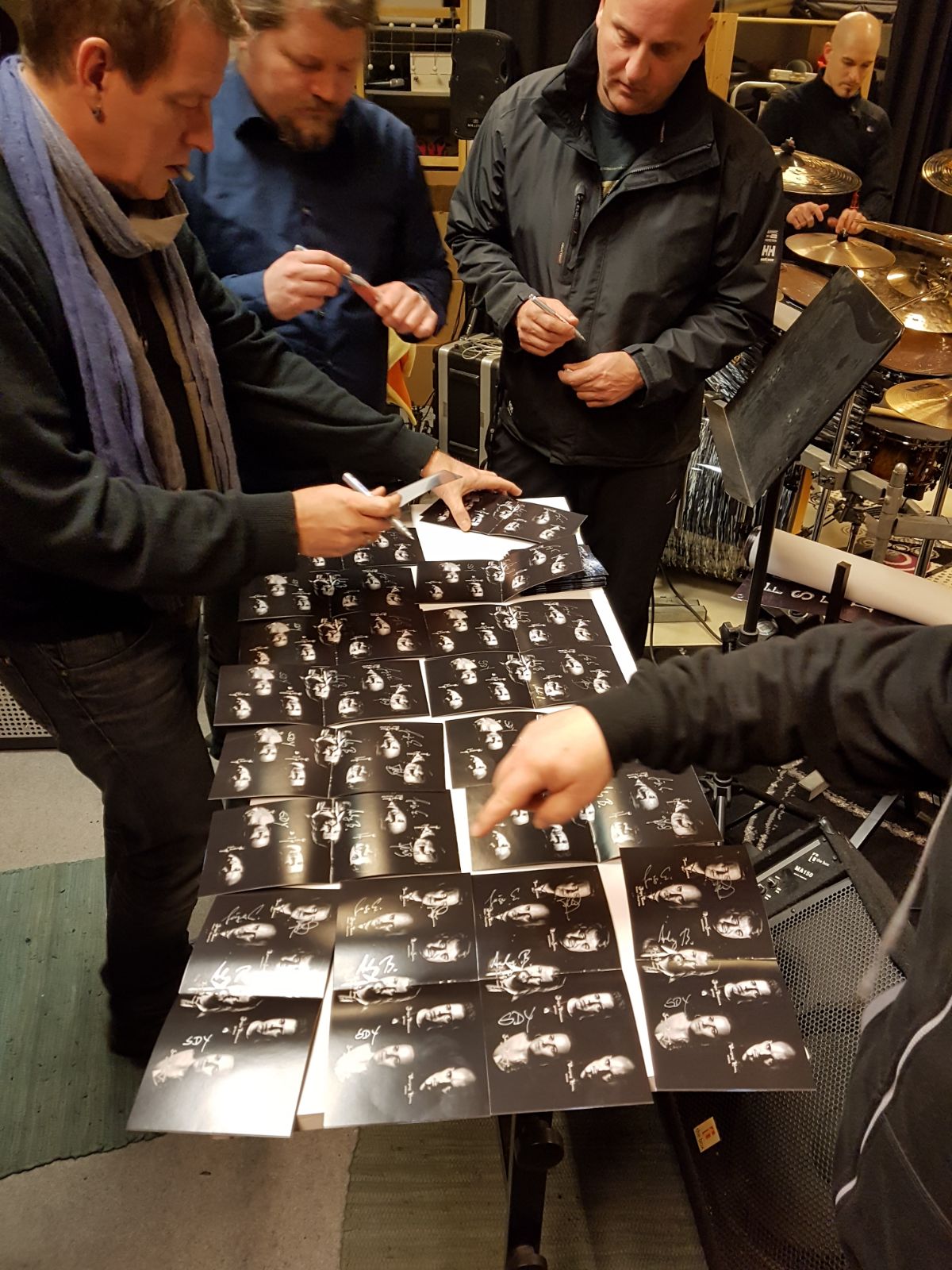 Arago - signing the album